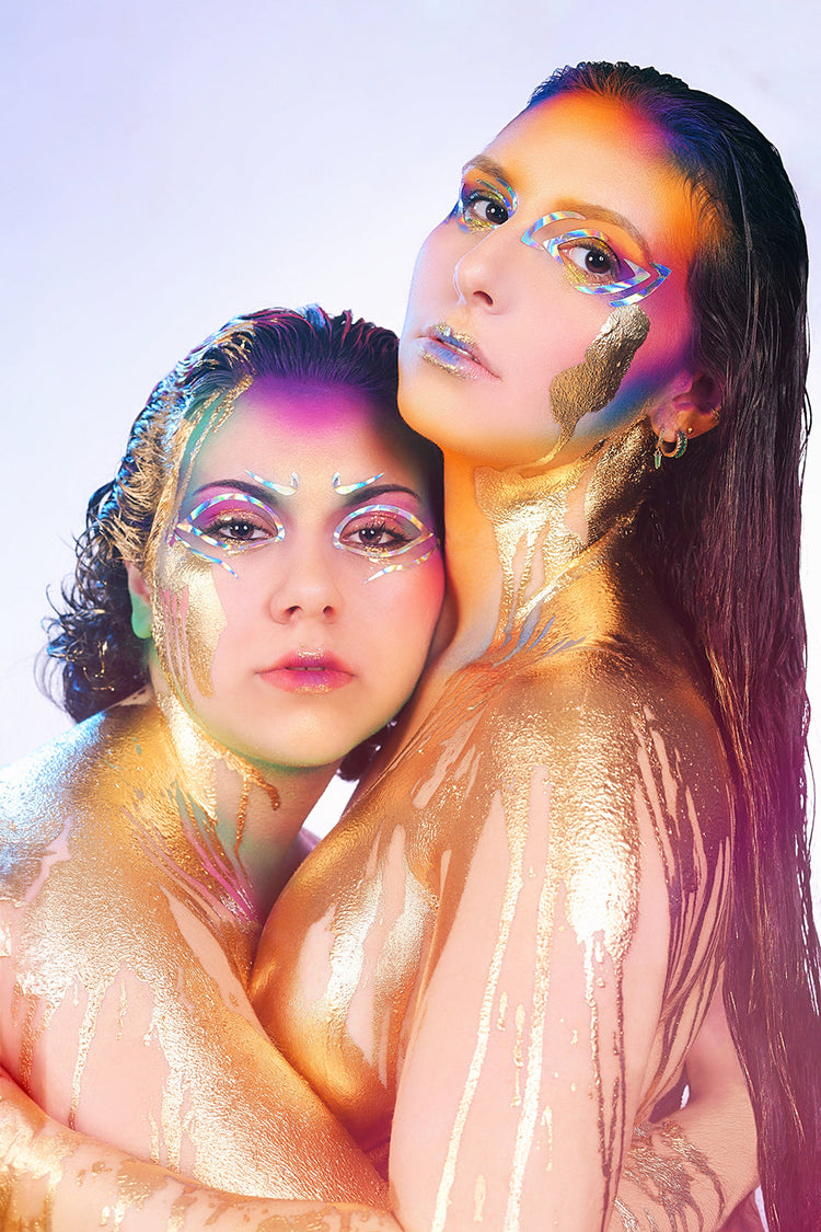 Maquillage artistique coloré sur deux modèles avec bodypainting, effets lumineux et coulures de maquillage