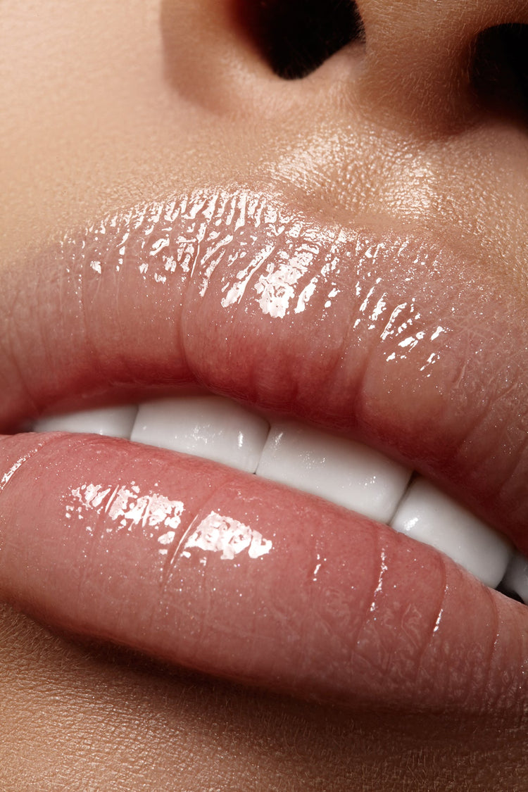 Maquillage des lèvres nude avec gloss brillant