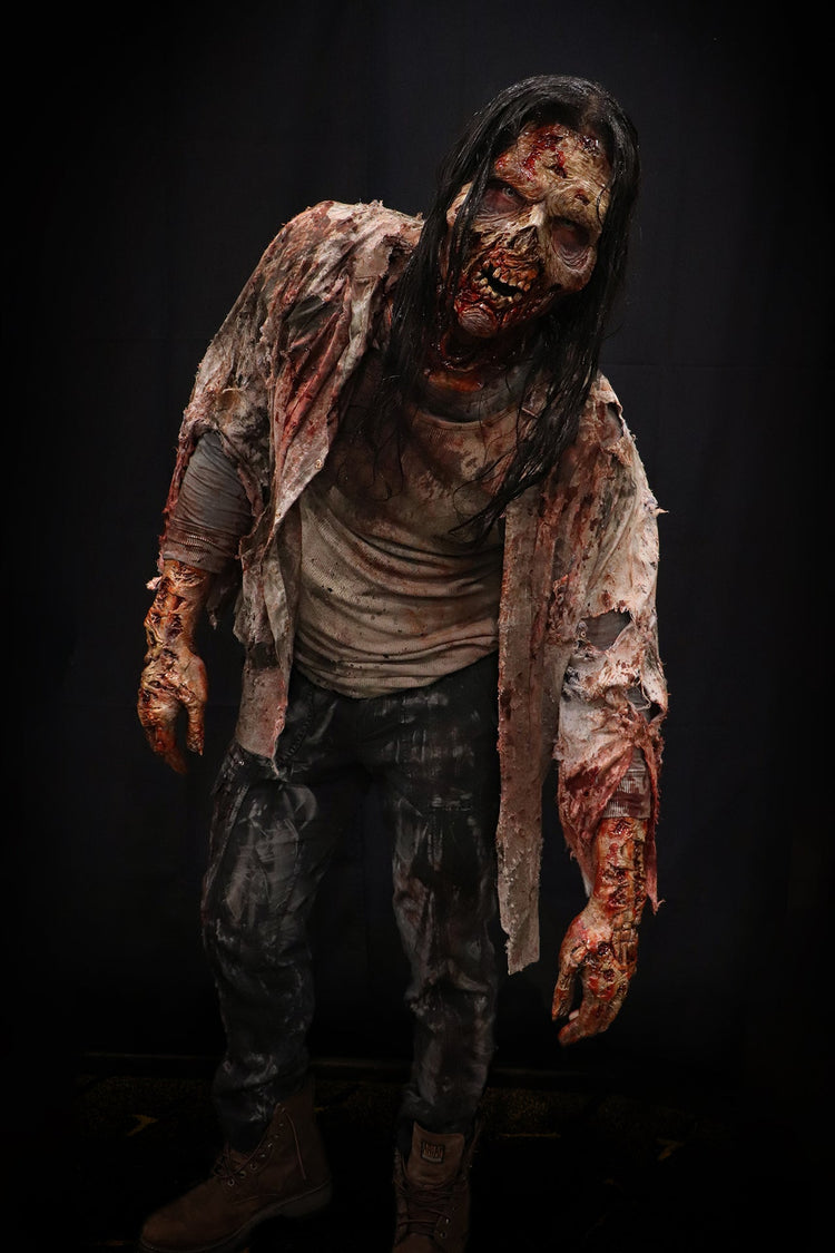 Maquillage effets spéciaux zombie avec faux sang réaliste
