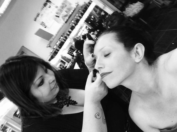 Stéphanie Bernard maquilleuse professionnelle et directrice pédagogique de la SB Académie réalisant un maquillage sur une modèle