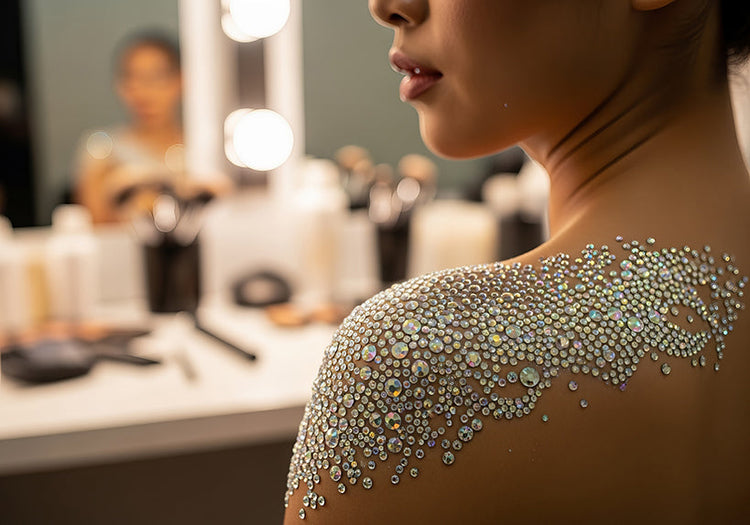 Application de strass de maquillage sur l’épaule pour création artistique lumineuse
