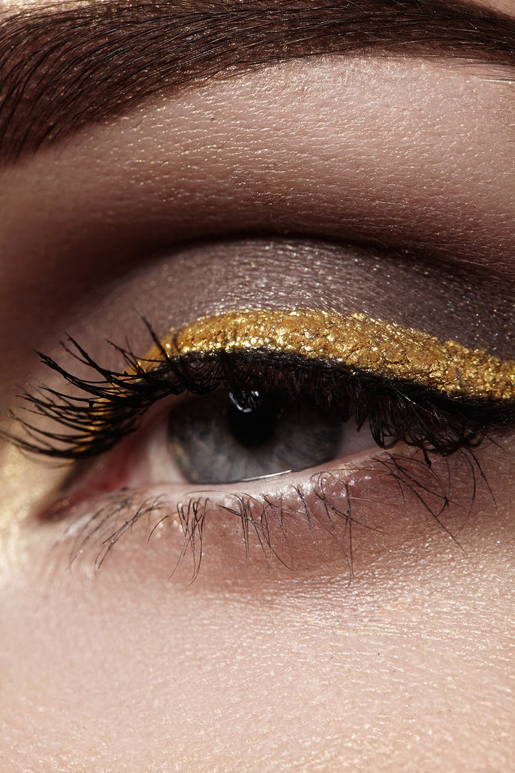 Maquillage des yeux doré avec double eyeliner et ombres